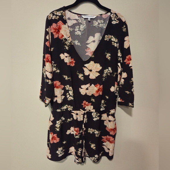 cupcakes & cashmere Pants - Cupcakes & Cashmere Floral V-Neck Romper Quarter Length Sleeve Size Large